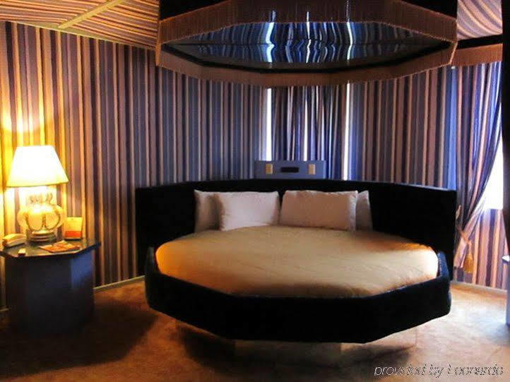 Red Carpet Inn Fanta Suites Hotel Гринвуд Экстерьер фото
