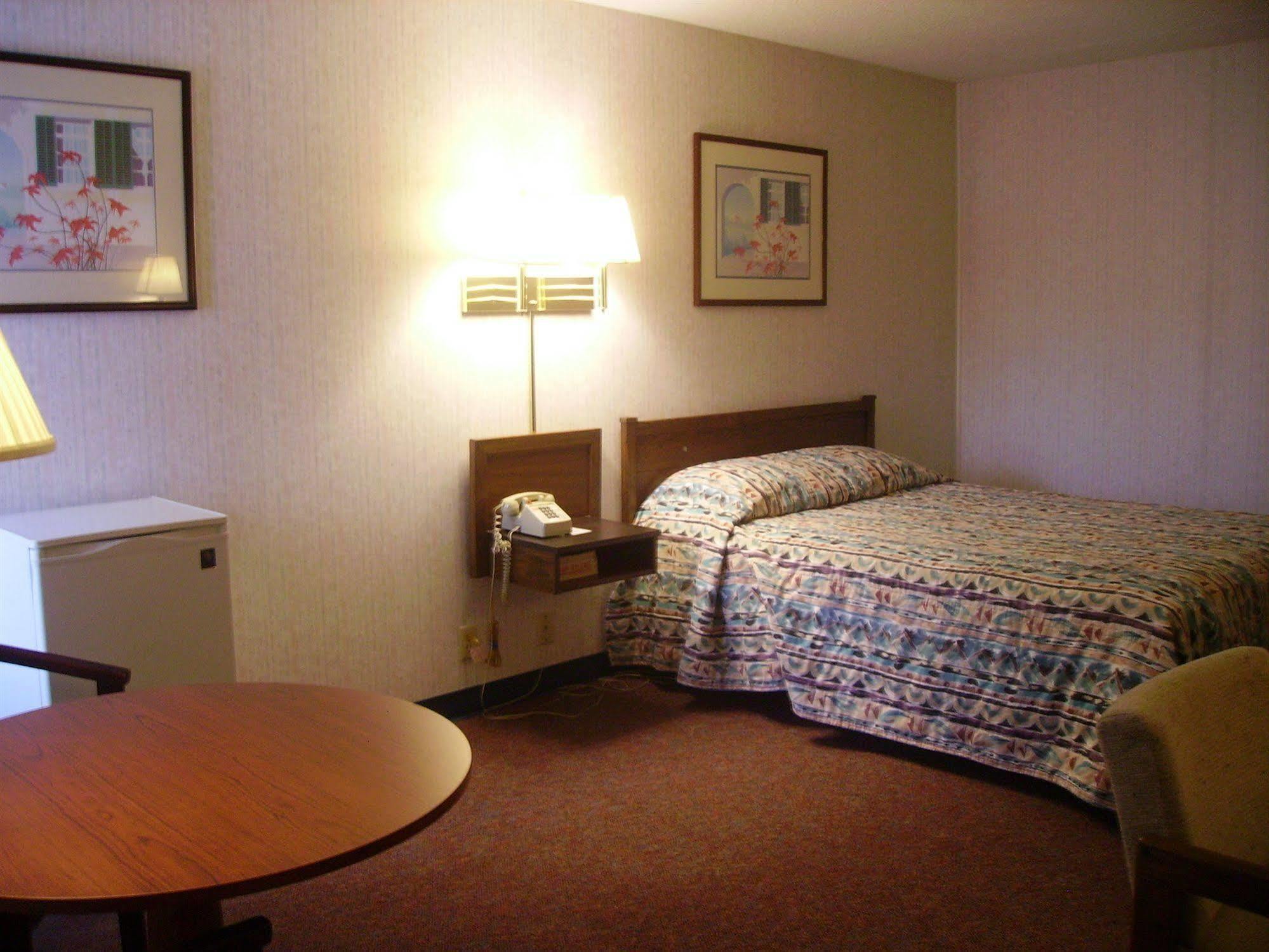 Red Carpet Inn Fanta Suites Hotel Гринвуд Экстерьер фото