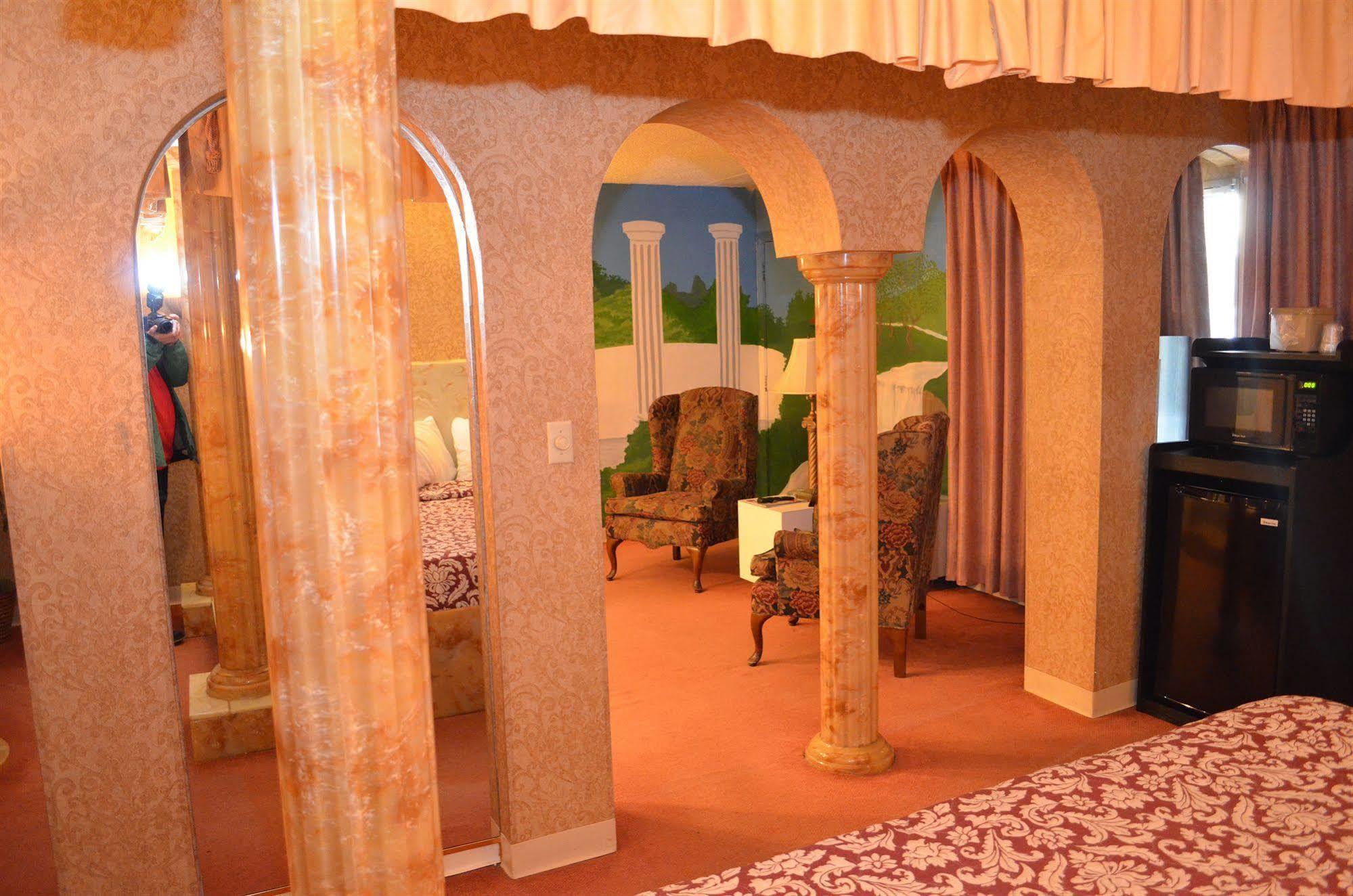 Red Carpet Inn Fanta Suites Hotel Гринвуд Экстерьер фото